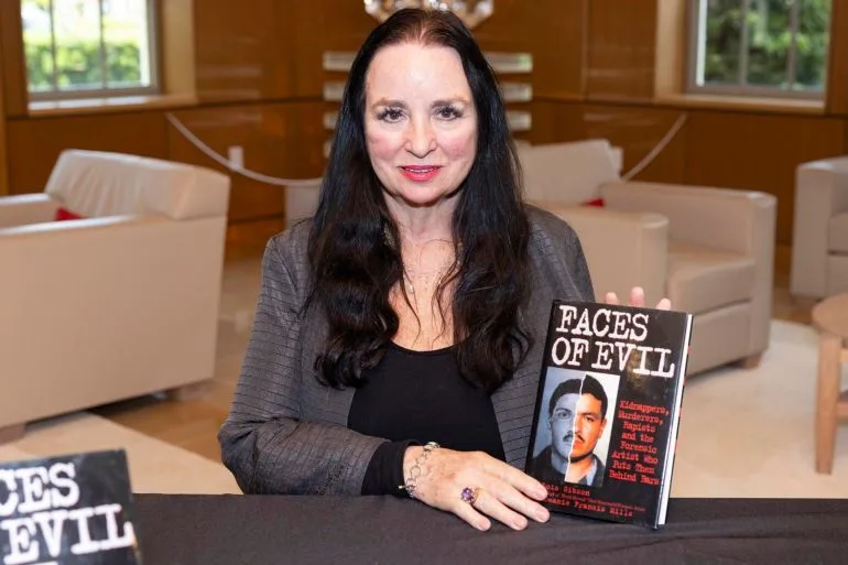 لويس غيبسون.. هكذا تحولت ناجية من اعتداء وحشي إلى أنجح رسامة شرعية في العالم