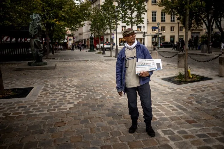 بائع الصحف الباريسي علي أكبر.. صفحة أخيرة من زمن المناداة على العناوين