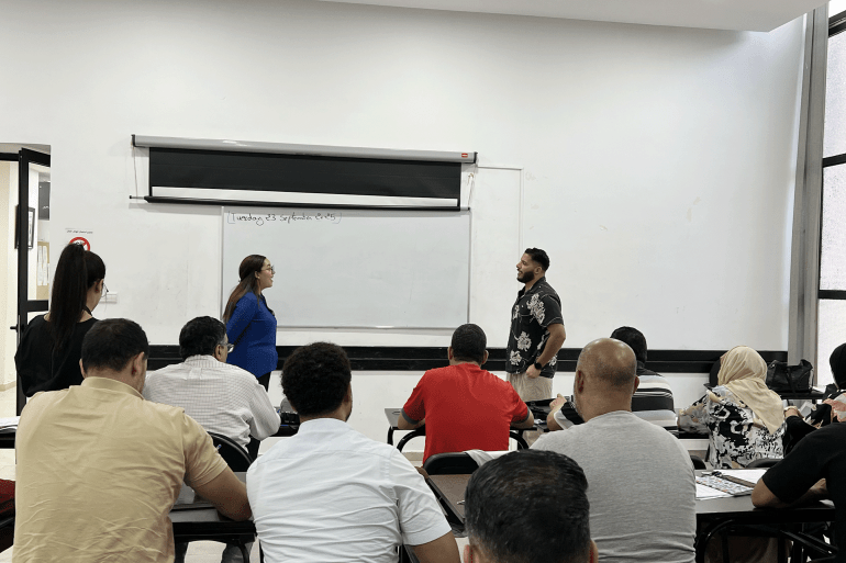 سائقو الأجرة بالرباط يستعدون لمونديال 30 بتعلم الإنجليزية