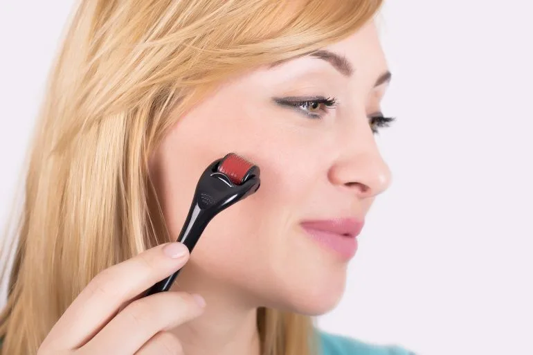 كيف تحولت الديرما رولر إلى صيحة لعلاج تساقط الشعر؟