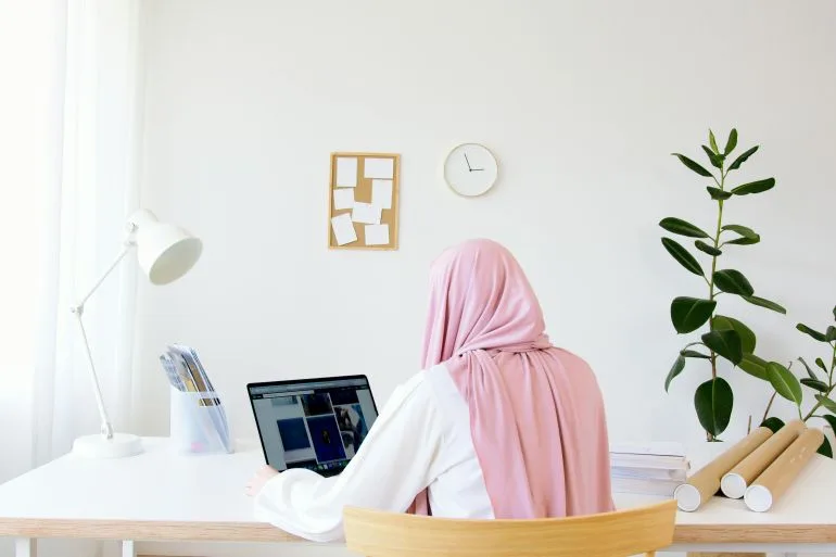 الذكاء الاصطناعي يزيح الشباب من سوق العمل.. كيف تضمن البقاء؟