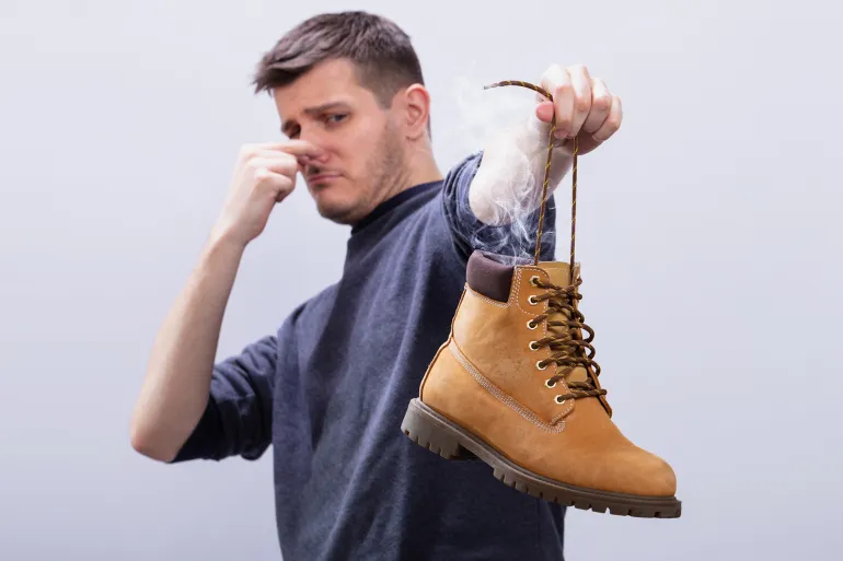 خطوات بسيطة تحميك من رائحة الأحذية الكريهة