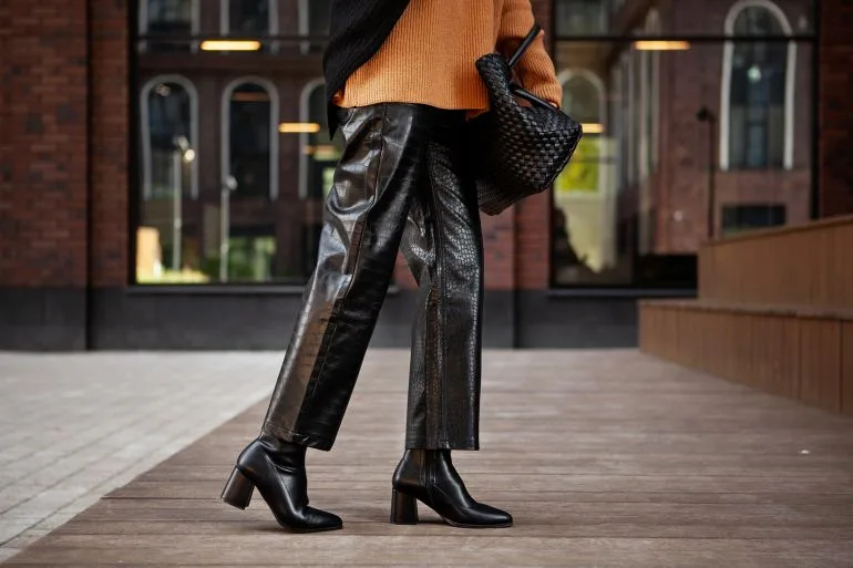 لا تغسليه كأي قطعة ملابس.. هكذا تحافظين على أناقة البنطال الجلدي