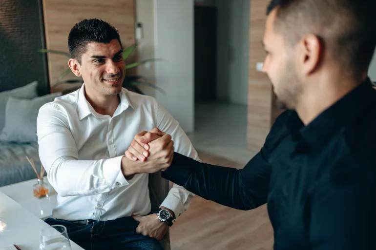 لا تستهن بلغة العيون.. ماذا نخسر من إهمال التواصل البصري؟