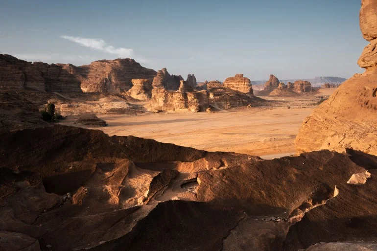 فرنسا والسعودية تفتتحان مركزا ثقافيا في صحراء العُلا