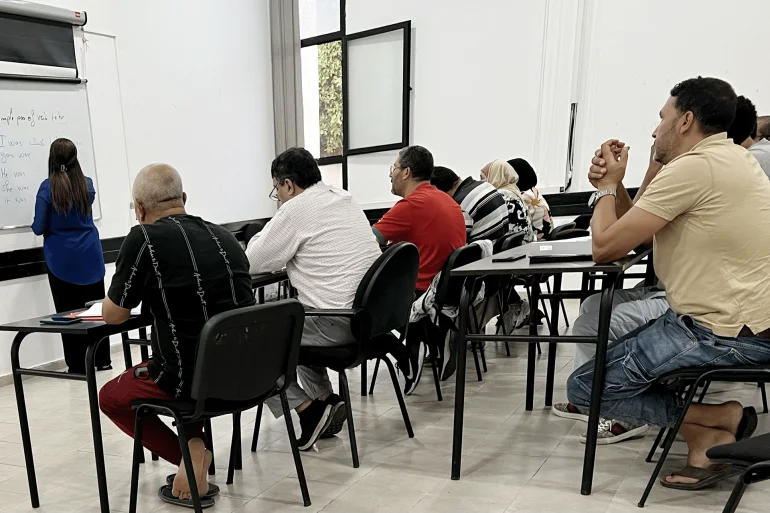 سائقو الأجرة بالرباط يستعدون لمونديال 30 بتعلم الإنجليزية
