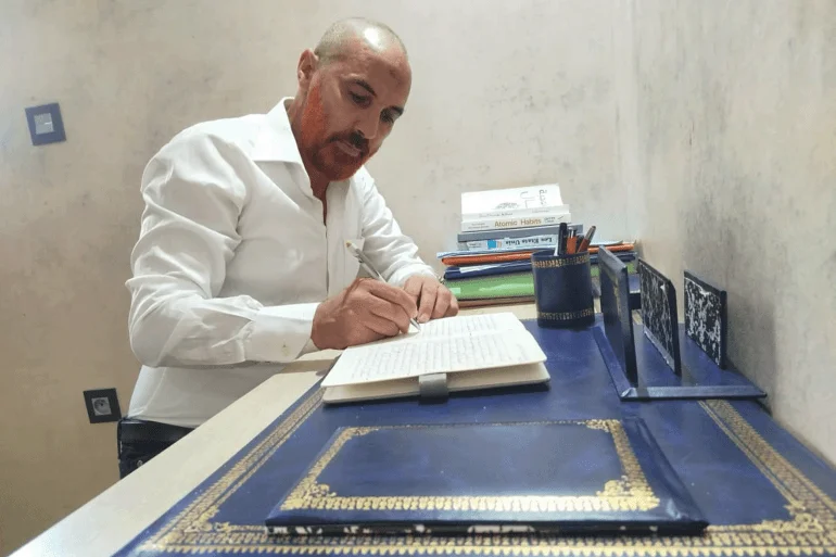 سائقو الأجرة بالرباط يستعدون لمونديال 30 بتعلم الإنجليزية