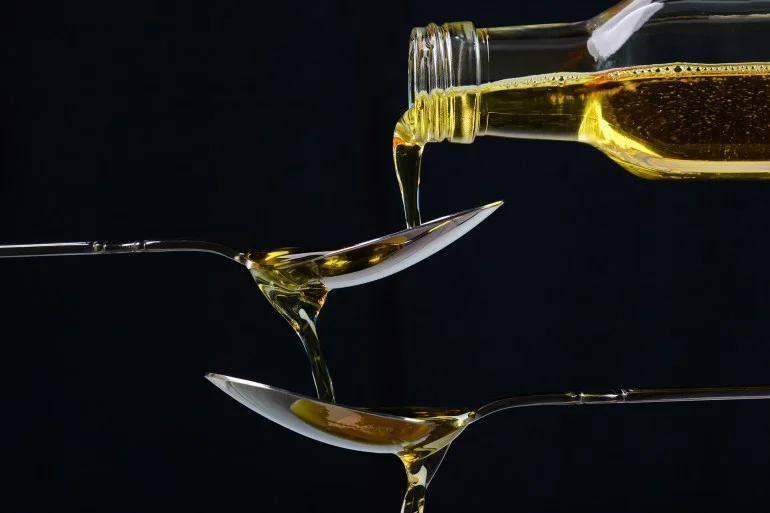 لماذا يُعد زيت السمسم المكوّن المفضّل لدى خبراء العناية بالبشرة؟