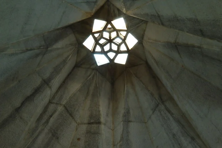 برج آزادي رمز طهران الأبيض بين التاريخ والحداثة