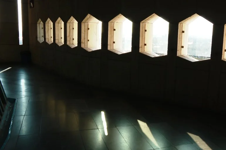 برج آزادي رمز طهران الأبيض بين التاريخ والحداثة