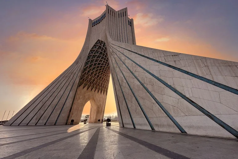 برج آزادي رمز طهران الأبيض بين التاريخ والحداثة