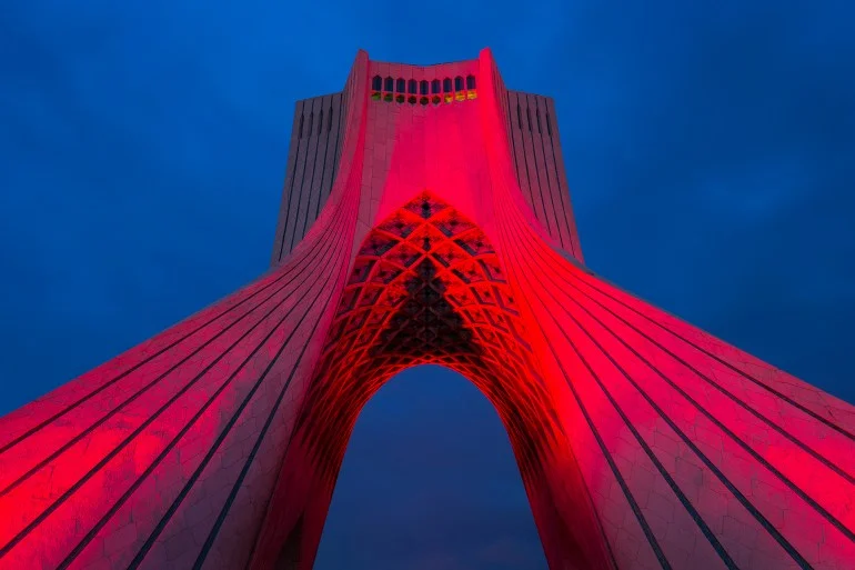 برج آزادي رمز طهران الأبيض بين التاريخ والحداثة