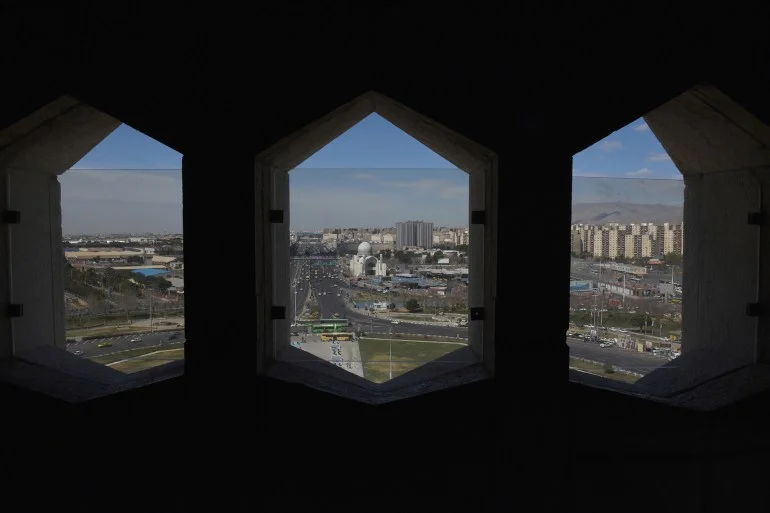 برج آزادي رمز طهران الأبيض بين التاريخ والحداثة