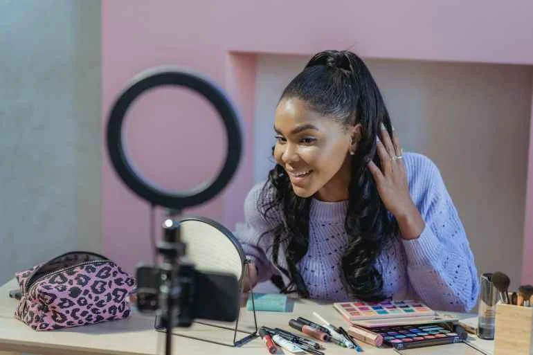 حين تُزيّف الكاميرا الحقيقة.. هل أصبحت الفلاتر مرآة النساء الجديدة؟