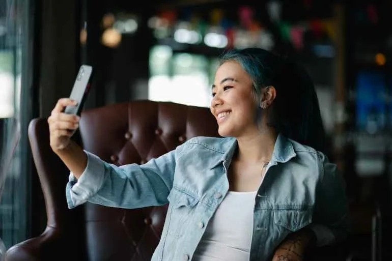 حين تُزيّف الكاميرا الحقيقة.. هل أصبحت الفلاتر مرآة النساء الجديدة؟