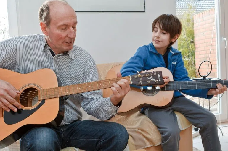 عزف الموسيقى في سن متأخرة يعزز صحة الدماغ