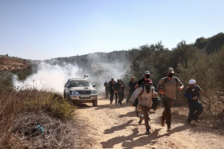 مستوطنون يقتحمون مدرسة والاحتلال يعتقل 15 فلسطينيا بالضفة مستوطنون يقتحمون مدرسة