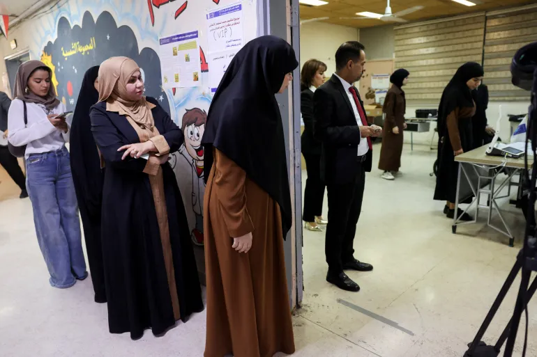 العراقيون يصوتون لاختيار برلمان جديد