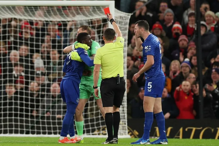 طرد تاريخي بالدوري الإنجليزي