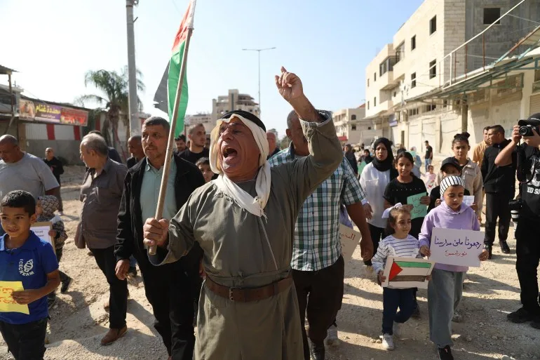 لاجئو "نور شمس" يطالبون بالعودة والاحتلال يصادر مزيدا من أراضي الضفة لاجئو "نور شمس"