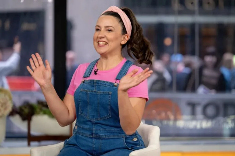 "امرأة العام" التي لم تنسَ غزة.. هكذا انتقلت "السيدة راشيل" من تعليم الأطفال للدفاع عنهم امرأة العام