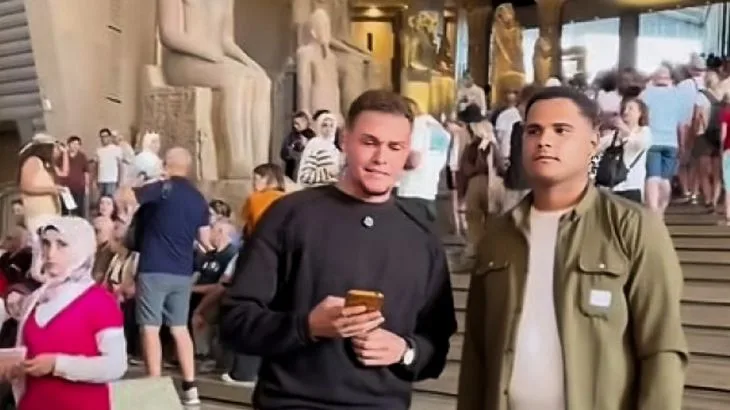 شاب يثير الجدل