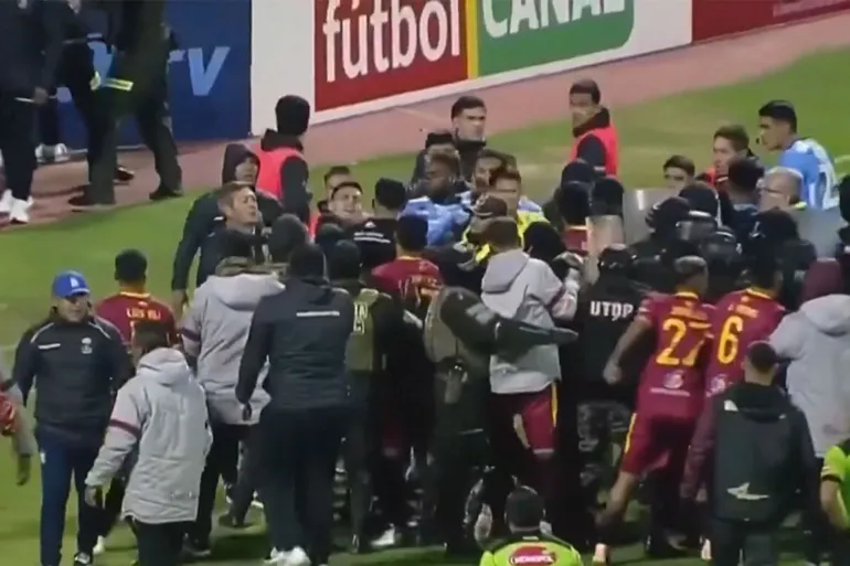 شاهد.. معركة بالملعب و17 حالة طرد في مباراة بكأس بوليفيا معركة بالملعب