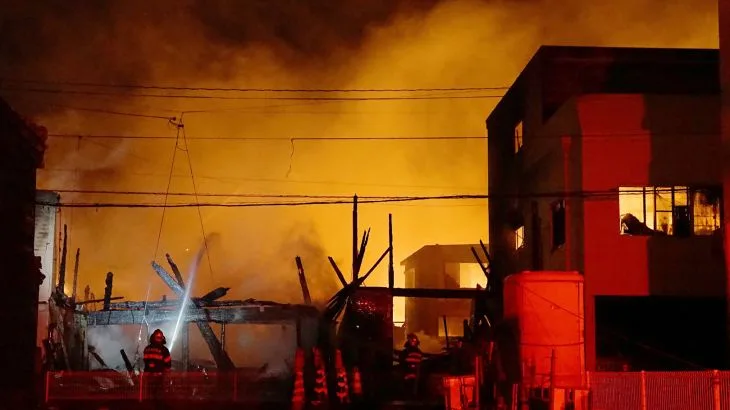 شاهد.. حريق ضخم يلتهم 170 بناية سكنية جنوبي اليابان