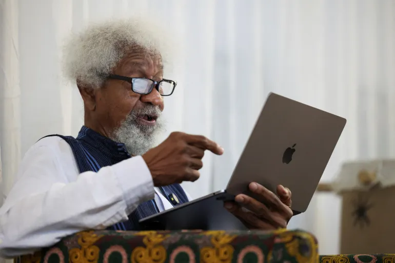 أميركا تلغي تأشيرة الكاتب النيجيري سوينكا الحائز على نوبل للآداب