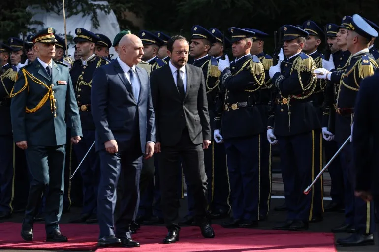 لبنان وقبرص يوقعان اتفاقية لترسيم الحدود البحرية