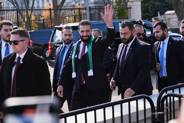 ترامب يستقبل الشرع وواشنطن تنفي نشر قوات بقاعدة في دمشق