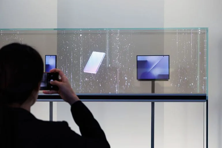 شاهد.. الظهور الرسمي الأول لهاتف "سامسونغ" الثلاثي الطي