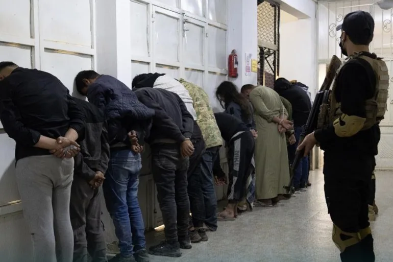 اعتقالات وضبط أسلحة وذخائر في حملة أمنية ضد خلايا لتنظيم الدولة بحلب اعتقالات وضبط أسلحة