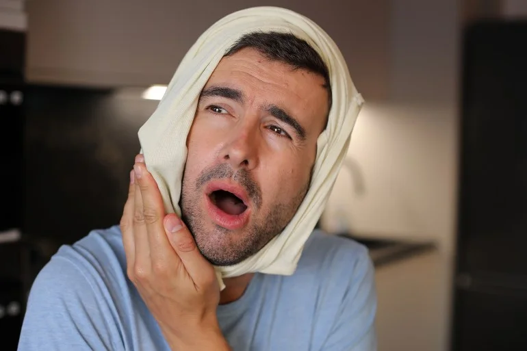 مضغ العلكة يحسّن خط الفك ونحت الوجه حقيقة أم خرافة؟