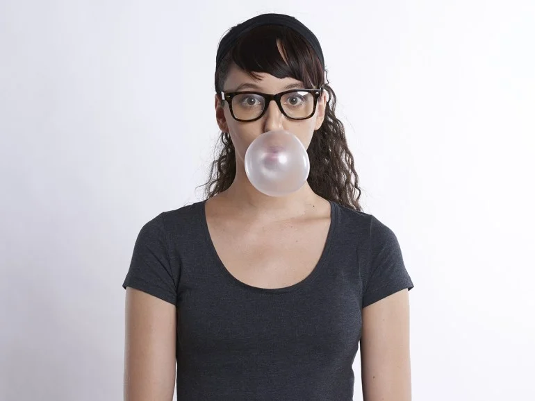 مضغ العلكة يحسّن خط الفك ونحت الوجه حقيقة أم خرافة؟