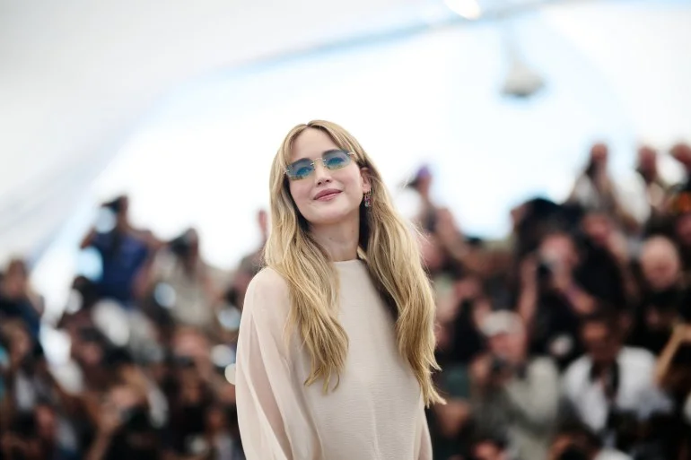 جنيفر لورانس تنتقد إقحام النجوم في السياسة وتستعد لعمل مع سكورسيزي ودي كابريو