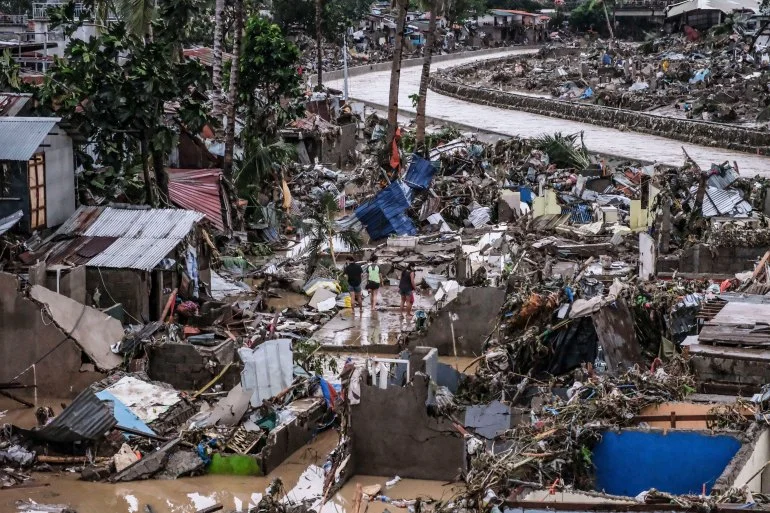 عشرات القتلى والمفقودين ودمار واسع بإعصار يضرب الفلبين