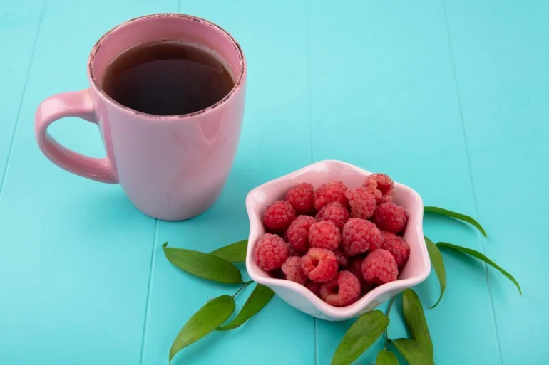 لماذا ينصح الخبراء المرأة بتناول شاي أوراق التوت الأحمر؟