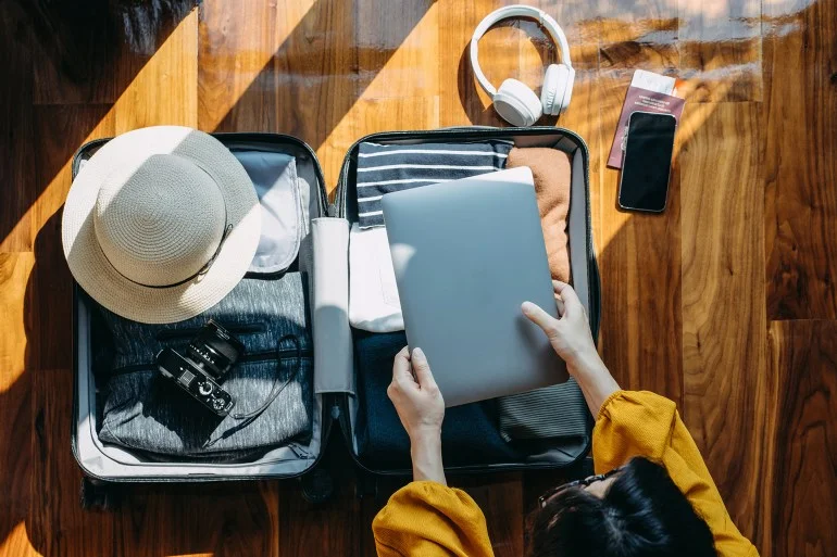 لماذا تتغير رائحة الملابس أثناء السفر؟