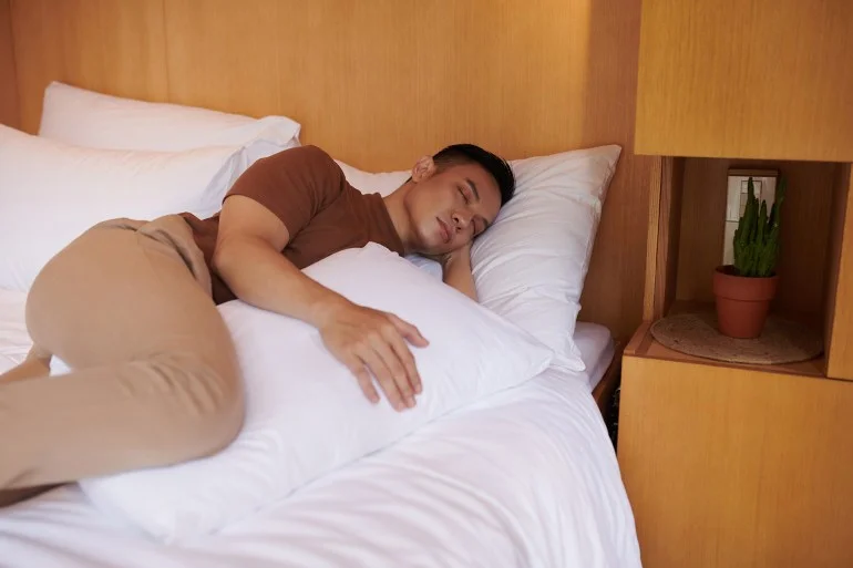 سرّ الراحة الليلية.. 5 فوائد لوضع وسادة بين الساقين أثناء نومك