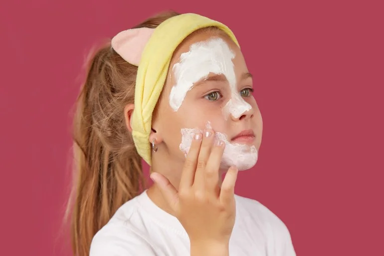 أطباء الجلدية ينتقدون منتجات العناية ببشرة الأطفال