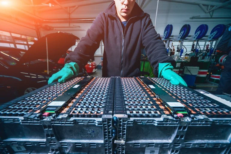 الفيزياء تمهد لجيل جديد من البطاريات قد يتلاعب باقتصاد السيارات الكهربائية