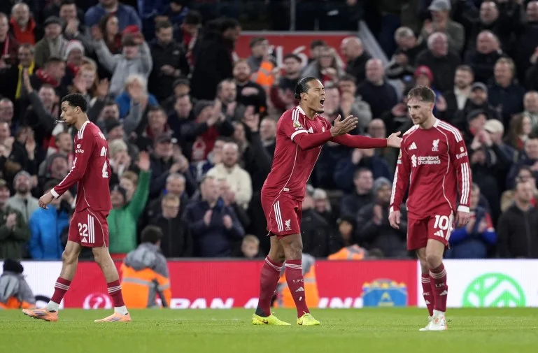 نصحية روني لسلوت مدرب ليفربول: استبعد صلاح Liverpool's Virgil van Dijk (centre) reacts during the Premier League match at Anfield, Liverpool. Picture date: Saturday November 22, 2025. (Photo by Peter Byrne/PA Images via Getty Images)