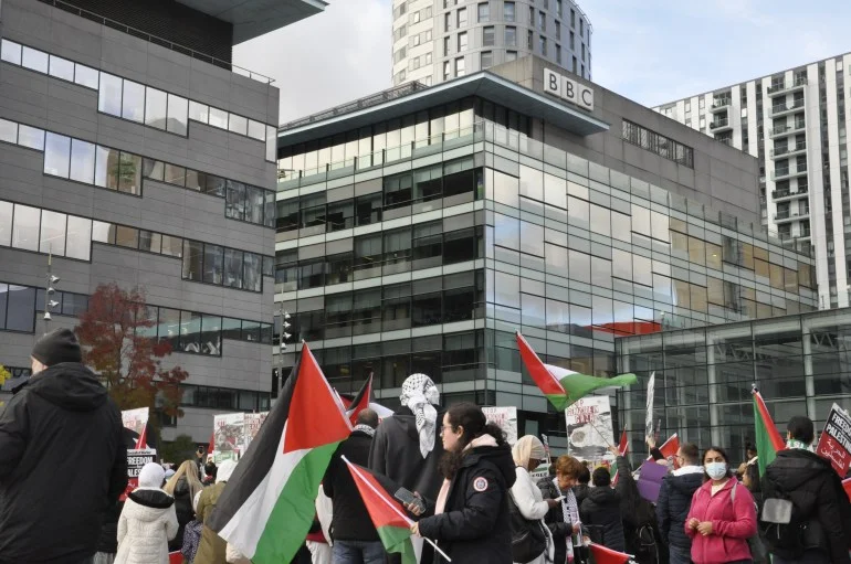 في عامها الـ103.. هل تصمد بي بي سي أمام أقوى أزمة منذ نشأتها؟