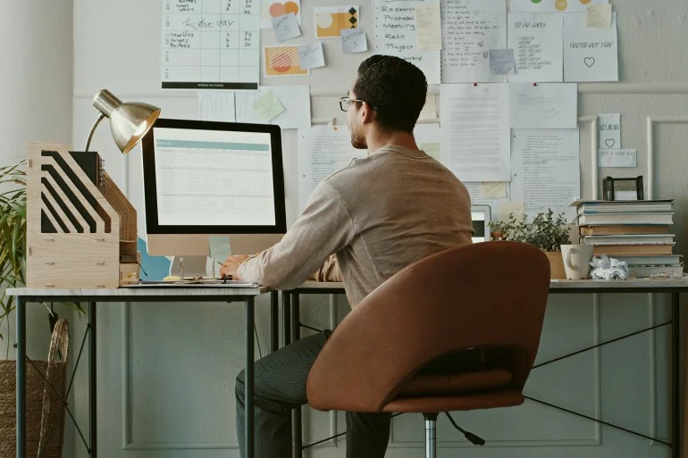 الجلوس المطوّل وباء العصر.. أطعمة بسيطة قد تخفف مخاطره