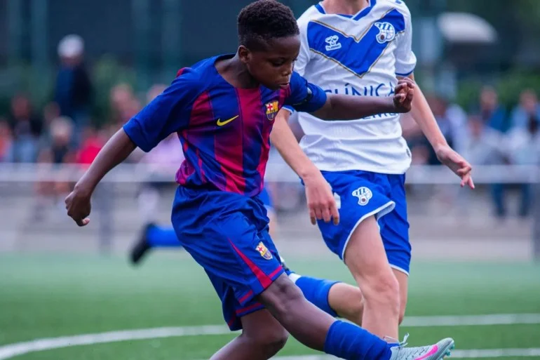 معجزة برشلونة يوقع عقدا إعلانيا وعمره 12 عامًا فقط