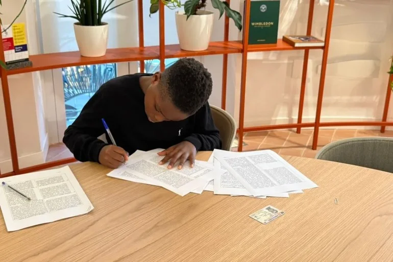 معجزة برشلونة يوقع عقدا إعلانيا وعمره 12 عامًا فقط