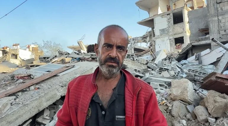 المواطن أحمد زمارة الذي نجا مع عائلته من انهيار منزله المتهالك الذي كان يقطن فيه بمنطقة الزرقا شرق غزة رغم خطورته لعدم وجود بديل لديه