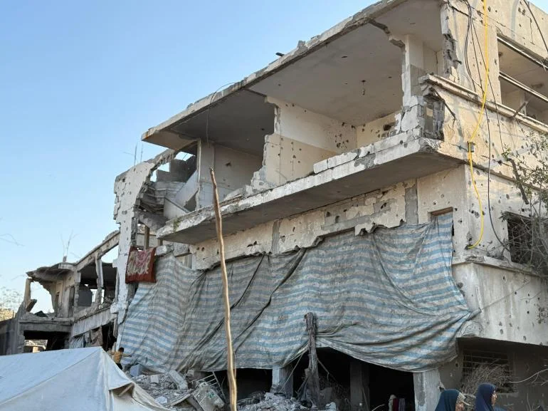 صور منازل مدمرة بشكل جزئي وآيلة للسقوط يقطن بها أصحابها - رغم خطورتها؛ لانعدام وجود بدائل للعيش