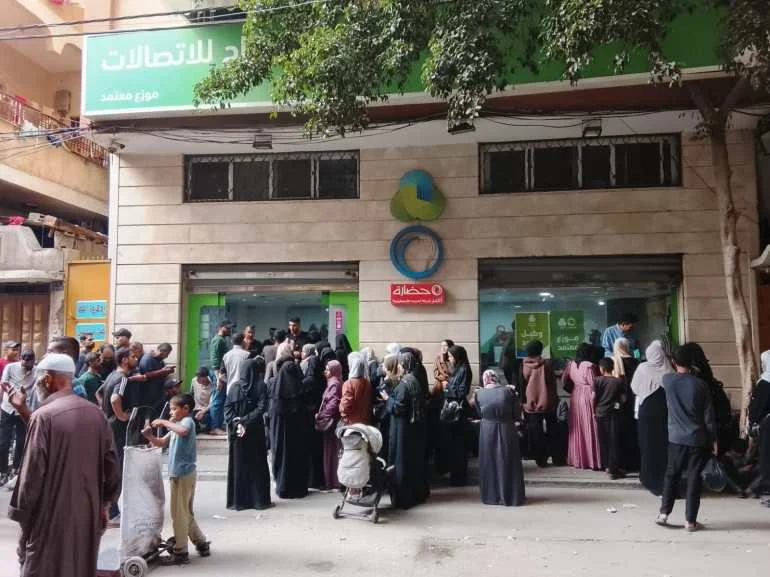 ‎⁨مواطنين أمام أحد مراكز خدمات الاتصالات لإنجاز توثيق المحافظ الإلكترونية وصرف الأكواد (ة)⁩.jpg